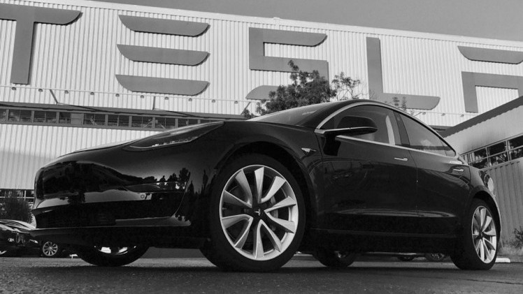 Tesla oprichter Elon Musk laat aan de hand van twee foto's op Twitter weten dat de eerste Model 3 inmiddels geproduceerd is.