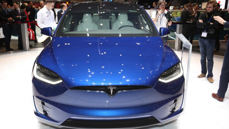 Prijzen, uitvoeringen en opties Tesla Model X bekend. De nieuwe Model X is er vanaf 94.500 euro voor de Model X 70D en als Model X 90D voor 111.200 euro.