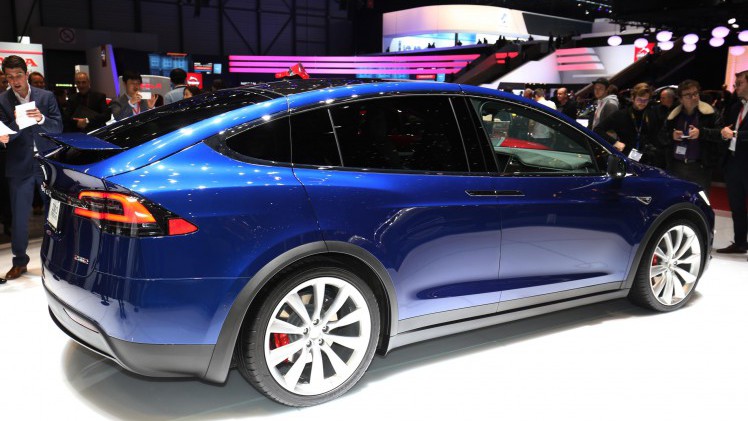 Prijzen, uitvoeringen en opties Tesla Model X bekend. De nieuwe Model X is er vanaf 94.500 euro voor de Model X 70D en als Model X 90D voor 111.200 euro.