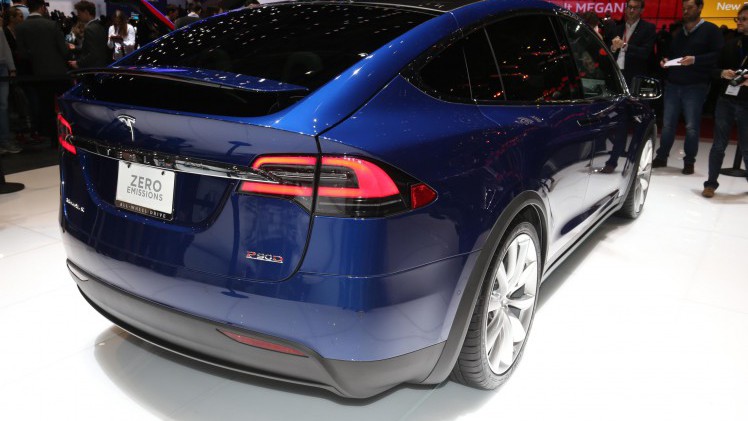 Prijzen, uitvoeringen en opties Tesla Model X bekend. De nieuwe Model X is er vanaf 94.500 euro voor de Model X 70D en als Model X 90D voor 111.200 euro.