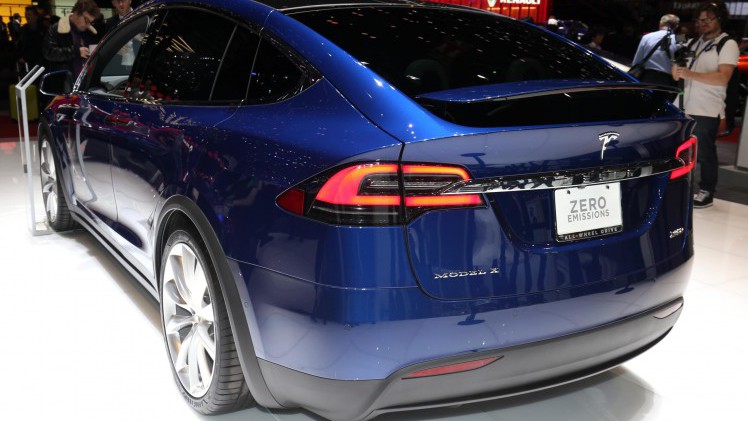 Prijzen, uitvoeringen en opties Tesla Model X bekend. De nieuwe Model X is er vanaf 94.500 euro voor de Model X 70D en als Model X 90D voor 111.200 euro.