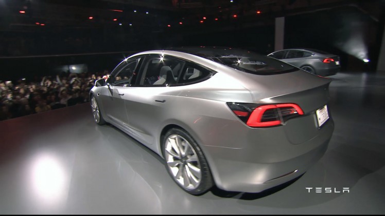 Eerste foto's en details Tesla Model 3, de volledig elektrische Tesla met een betaalbare prijs van 35.000 dollar.