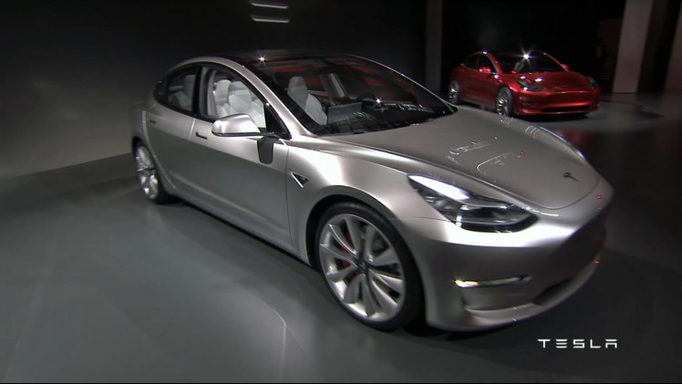 Eerste foto's en details Tesla Model 3, de volledig elektrische Tesla met een betaalbare prijs van 35.000 dollar.