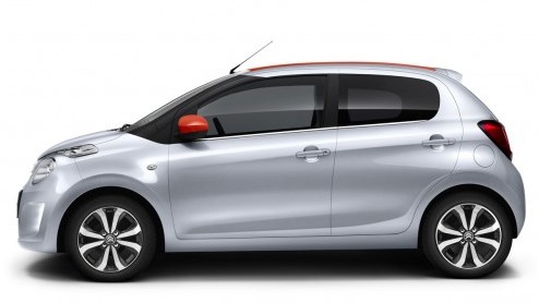 En daar is de tweede telg van de drieling. Na de Peugeot 108 volgt nu de nieuwe Citron C1. Nu is het nog wachten op meer info over de nieuwe Toyota Aygo die het drietal compleet maakt.