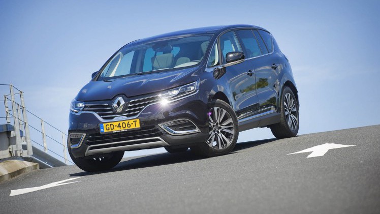 Renault verovert de particuliere en zakelijke markt en blijkt in 2015 het grootste particuliere merk van Nederland te zijn.