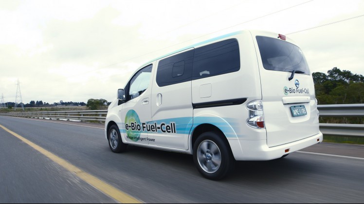 Nissan e-NV200 brandstofcelauto tankt bio-ethanol in Zuid-Amerika. Deze e-Bio Fuel-Cell prototype heeft een actieradius van 600 kilometer.