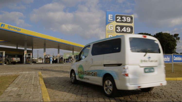 Nissan e-NV200 brandstofcelauto tankt bio-ethanol in Zuid-Amerika. Deze e-Bio Fuel-Cell prototype heeft een actieradius van 600 kilometer.