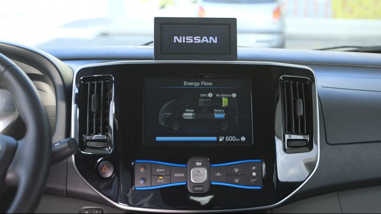 Nissan e-NV200 brandstofcelauto tankt bio-ethanol in Zuid-Amerika. Deze e-Bio Fuel-Cell prototype heeft een actieradius van 600 kilometer.