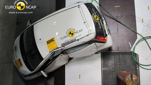 Botstinstituut EuroNCAP heeft weer een aantal nieuwe modellen afgeschreven, waaronder de nieuwste generatie van de drieling Toyota, Citron en Peugeot. Ook de Nissan e-NV200 is gebotst