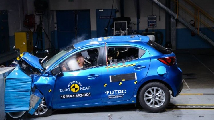 EuroNCAP crashtests in 2015 uitgevoerd met de Renault Espace, Fiat 500X, Mazda2 en Suzuki Vitara.