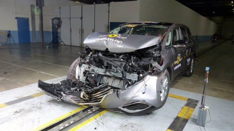 EuroNCAP crashtests in 2015 uitgevoerd met de Renault Espace, Fiat 500X, Mazda2 en Suzuki Vitara.