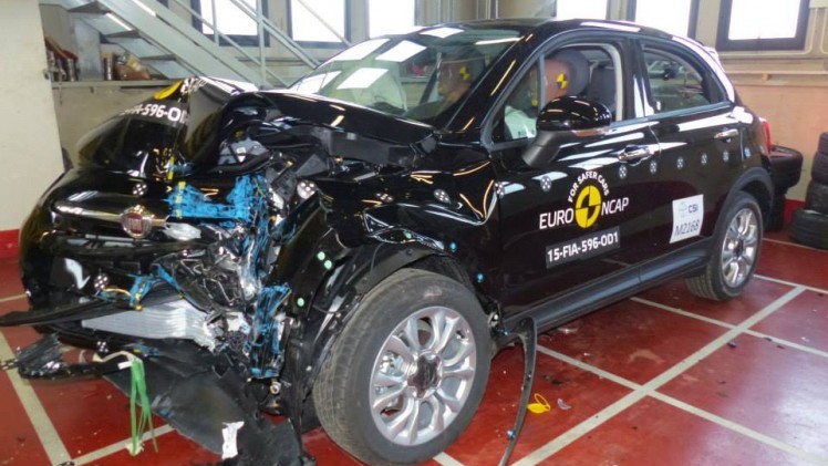 EuroNCAP crashtests in 2015 uitgevoerd met de Renault Espace, Fiat 500X, Mazda2 en Suzuki Vitara.