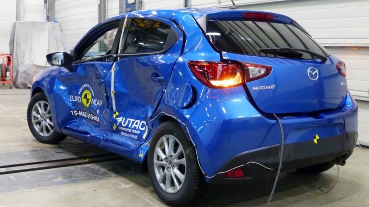 EuroNCAP crashtests in 2015 uitgevoerd met de Renault Espace, Fiat 500X, Mazda2 en Suzuki Vitara.