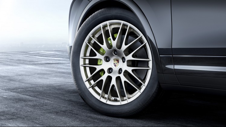Met de Cayenne Platinum Edition brengt Porsche een smaakvolle en exclusieve uitvoering van de Cayenne op de markt. Hij is vanaf juni verkrijgbaar als diesel of plug-in hybride.