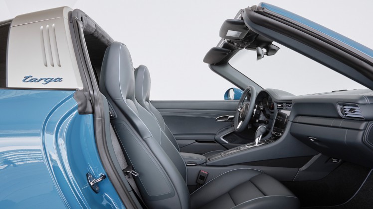Porsche presenteert 911 Targa 4S Exclusive Design Edition met exclusieve details en een uniek fotoboek. Het is de liefhebberseditie voor Porsche 911 Targa rijders.
