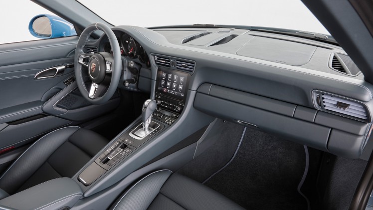Porsche presenteert 911 Targa 4S Exclusive Design Edition met exclusieve details en een uniek fotoboek. Het is de liefhebberseditie voor Porsche 911 Targa rijders.