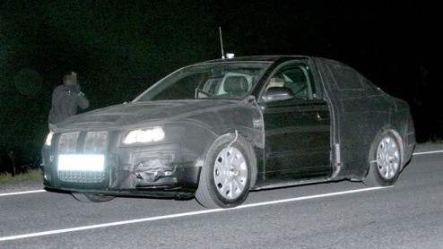 Versterking in het Seat-gamma is onderweg. In het holst van de nacht werden zowel de op de vorige Audi A4 gebaseerde Exeo sedan als de sportieve Ibiza FR op beeld vastgelegd in Itali. En met computer