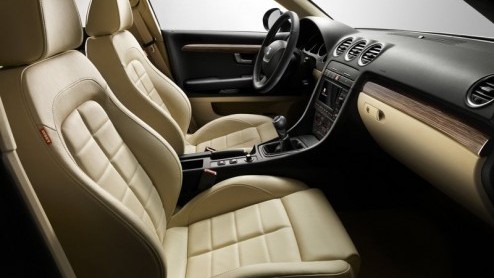 We hebben m al diverse keren kunnen spotten en ook Seat plaagde liefhebbers al meer dan eens. Nu is ie dan officieel in beeld; de Seat Exeo. Deze middenklasser, gebaseerd op de Audi A4 van de vorige
