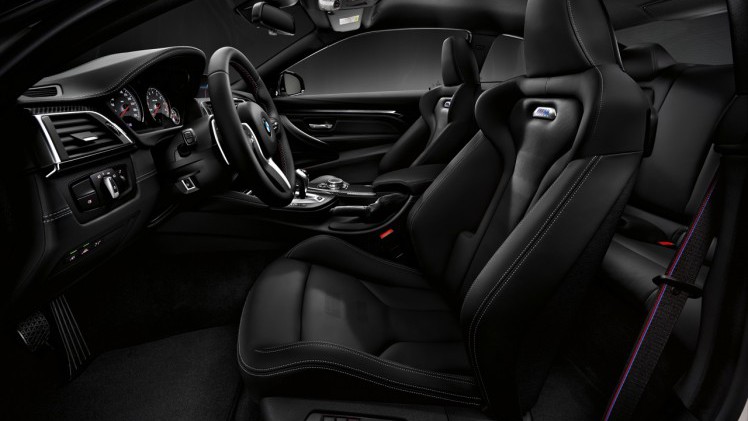 BMW M3 en M4 extra sportief met het nieuwe Competition Package, waarmee de TwinPower Turbo zescilinder 450 pk levert en de carrosserie is verfraaid met Shadow Line en 20 inch M-wielen.