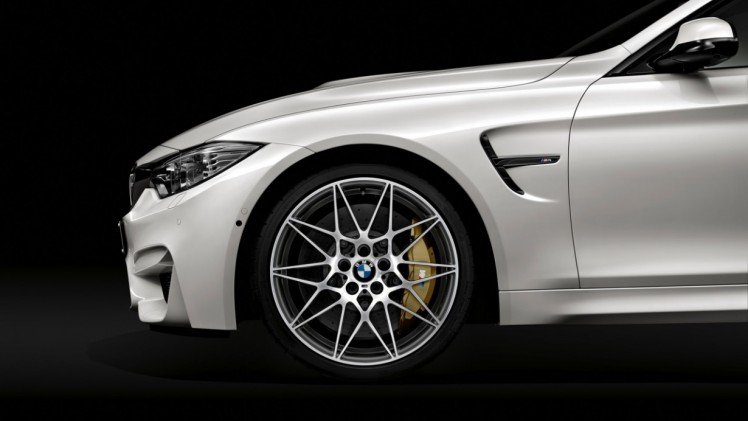 BMW M3 en M4 extra sportief met het nieuwe Competition Package, waarmee de TwinPower Turbo zescilinder 450 pk levert en de carrosserie is verfraaid met Shadow Line en 20 inch M-wielen.