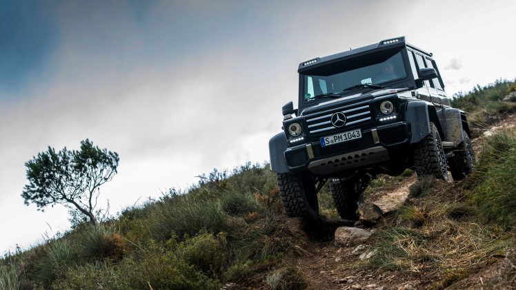 Nieuwe Euro6-motoren zorgen voor iets lagere vanafprijzen voor de Mercedes-Benz G-Klasse. Ook nieuw in de prijslijst is de G500 4x4. De gemiddelde twee-onder-een-kapper kost minder.