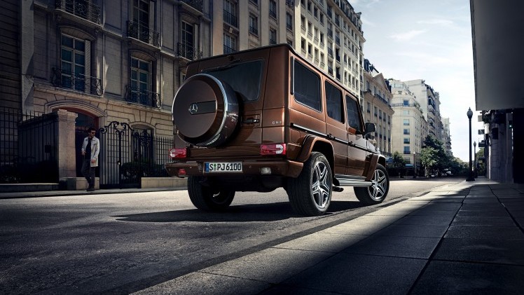 Nieuwe Euro6-motoren zorgen voor iets lagere vanafprijzen voor de Mercedes-Benz G-Klasse. Ook nieuw in de prijslijst is de G500 4x4. De gemiddelde twee-onder-een-kapper kost minder.