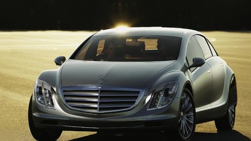 Met een schone lei beginnen, dat moet Mercedes gedacht hebben bij de ontwikkeling van de F700. Het Duitse automerk wilt met deze concept de limousine van de toekomst laten zien. Veel luxe, een hoog co