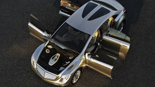 Met een schone lei beginnen, dat moet Mercedes gedacht hebben bij de ontwikkeling van de F700. Het Duitse automerk wilt met deze concept de limousine van de toekomst laten zien. Veel luxe, een hoog co