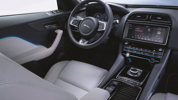 Eerste indruk Jaguar F-PACE tijdens de introductie in Montenegro. AutoVandaag rijdt de eerste kilometers alvorens de SUV in juni bij de dealer staat.