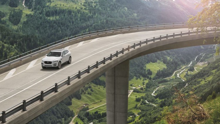 Eerste indruk Jaguar F-PACE tijdens de introductie in Montenegro. AutoVandaag rijdt de eerste kilometers alvorens de SUV in juni bij de dealer staat.