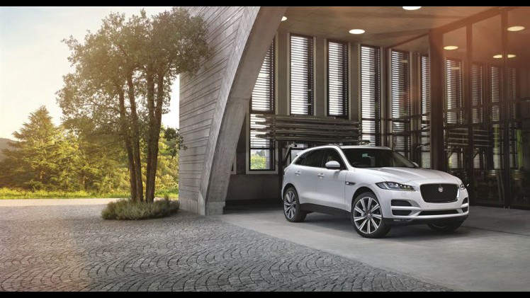 Eerste indruk Jaguar F-PACE tijdens de introductie in Montenegro. AutoVandaag rijdt de eerste kilometers alvorens de SUV in juni bij de dealer staat.