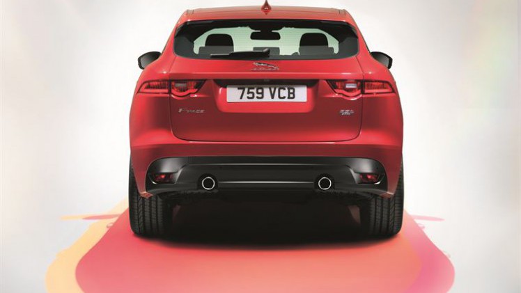Eerste indruk Jaguar F-PACE tijdens de introductie in Montenegro. AutoVandaag rijdt de eerste kilometers alvorens de SUV in juni bij de dealer staat.