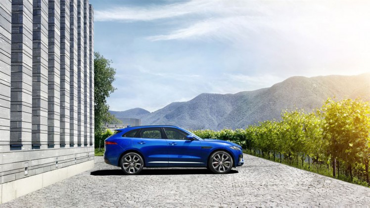 Eerste indruk Jaguar F-PACE tijdens de introductie in Montenegro. AutoVandaag rijdt de eerste kilometers alvorens de SUV in juni bij de dealer staat.