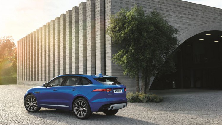 Eerste indruk Jaguar F-PACE tijdens de introductie in Montenegro. AutoVandaag rijdt de eerste kilometers alvorens de SUV in juni bij de dealer staat.