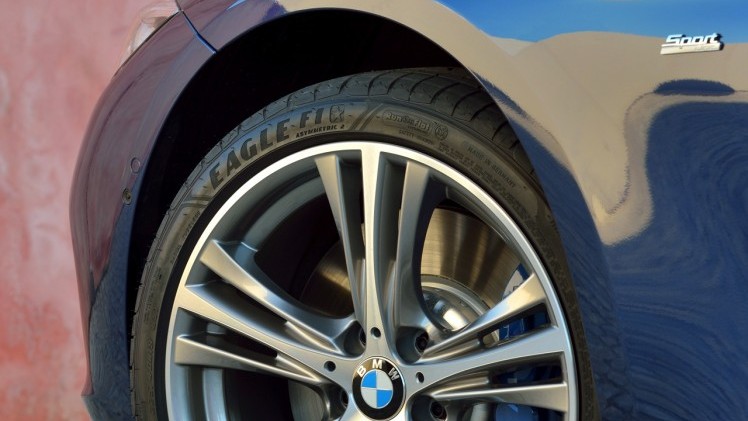 BMW voert 3 Serie LCI facelift door in 2015 en introduceert nieuwe versies met 3 cilinder. Ook verschijnt de 330e in 2016 als plug-in hybride.