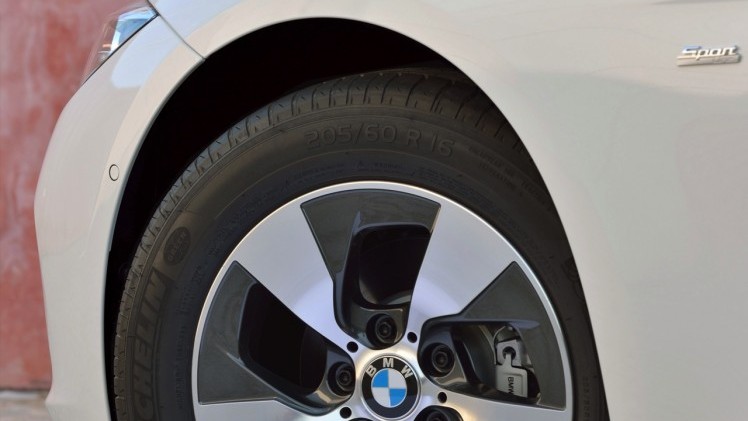 BMW voert 3 Serie LCI facelift door in 2015 en introduceert nieuwe versies met 3 cilinder. Ook verschijnt de 330e in 2016 als plug-in hybride.
