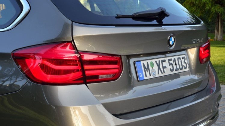 BMW voert 3 Serie LCI facelift door in 2015 en introduceert nieuwe versies met 3 cilinder. Ook verschijnt de 330e in 2016 als plug-in hybride.