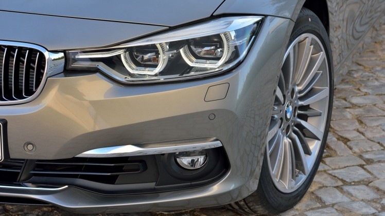 BMW voert 3 Serie LCI facelift door in 2015 en introduceert nieuwe versies met 3 cilinder. Ook verschijnt de 330e in 2016 als plug-in hybride.