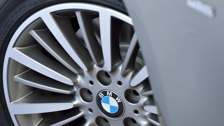 BMW voert 3 Serie LCI facelift door in 2015 en introduceert nieuwe versies met 3 cilinder. Ook verschijnt de 330e in 2016 als plug-in hybride.
