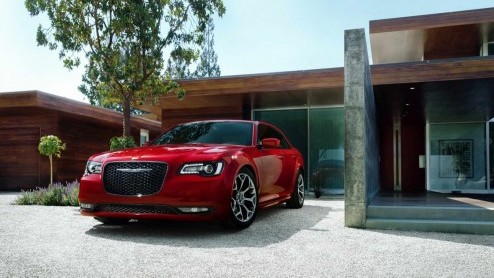 Facelift Chrysler 300 voor 2015 met nieuwe grille en achttrapsautomaat.