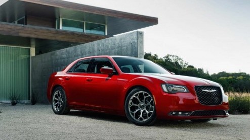 Facelift Chrysler 300 voor 2015 met nieuwe grille en achttrapsautomaat.