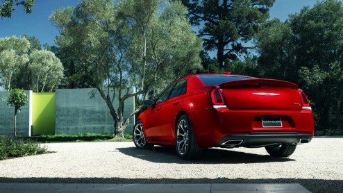 Facelift Chrysler 300 voor 2015 met nieuwe grille en achttrapsautomaat.