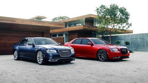 Facelift Chrysler 300 voor 2015 met nieuwe grille en achttrapsautomaat.
