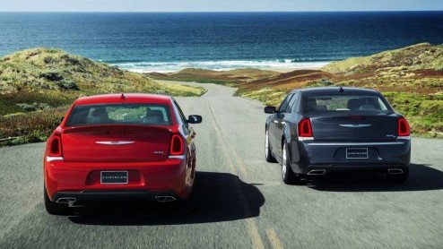 Facelift Chrysler 300 voor 2015 met nieuwe grille en achttrapsautomaat.