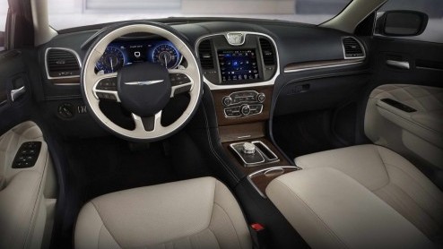 Facelift Chrysler 300 voor 2015 met nieuwe grille en achttrapsautomaat.