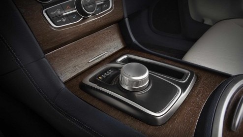 Facelift Chrysler 300 voor 2015 met nieuwe grille en achttrapsautomaat.