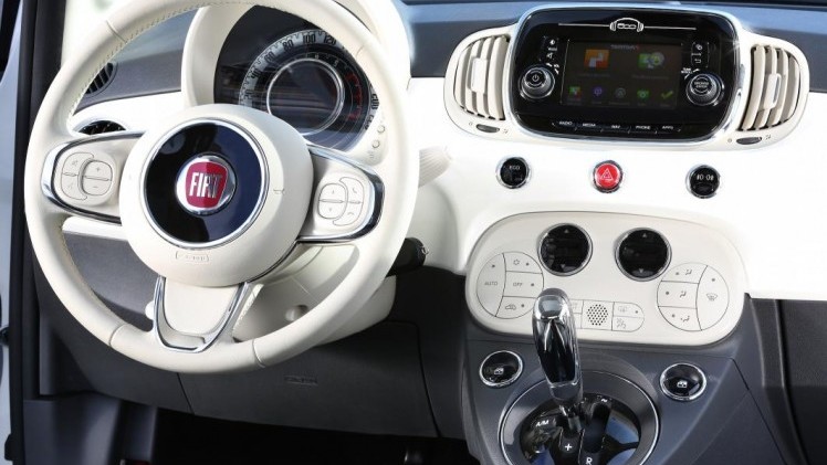 Nieuwe Fiat 500 onthuld. De 500 facelift is subtiel en geeft de populaire Italiaanse stadsauto nog meer stijl. Vanaf september is hij in Nederland.