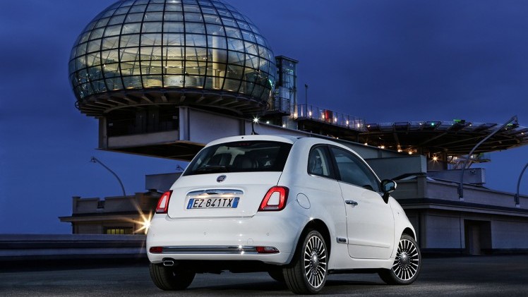 Nieuwe Fiat 500 onthuld. De 500 facelift is subtiel en geeft de populaire Italiaanse stadsauto nog meer stijl. Vanaf september is hij in Nederland.