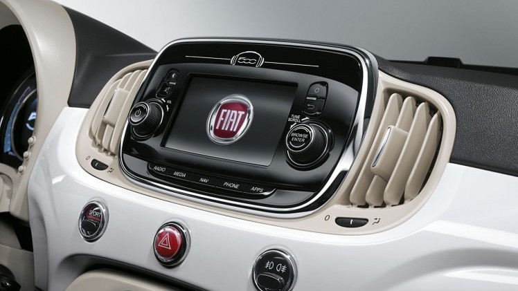 Nieuwe Fiat 500 onthuld. De 500 facelift is subtiel en geeft de populaire Italiaanse stadsauto nog meer stijl. Vanaf september is hij in Nederland.
