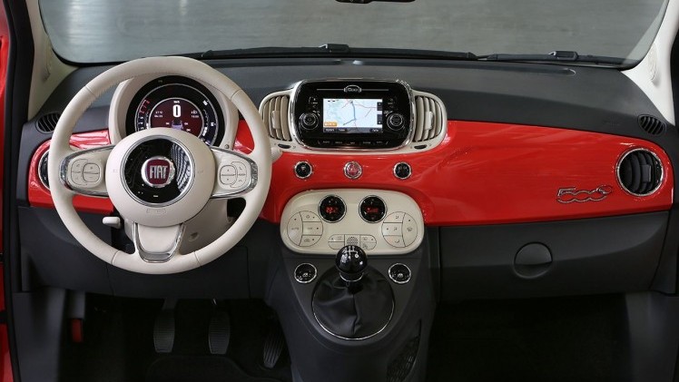 Nieuwe Fiat 500 onthuld. De 500 facelift is subtiel en geeft de populaire Italiaanse stadsauto nog meer stijl. Vanaf september is hij in Nederland.